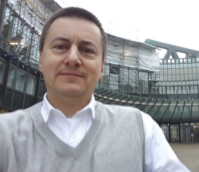 Foto von Guido R. Lieder mit dem symbolischen Hintergrund der Baustelle des Landtags Nordrhein-Westfalen